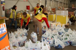 2013-07-06_Un_grupo_de_voluntarios_prepara_el_reparto_de_comida_del_Banco_de_Alimentos